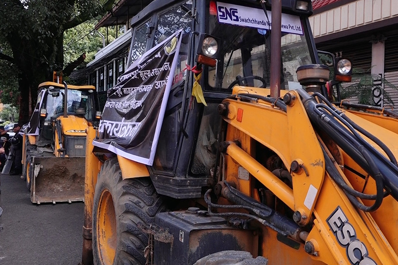 प्रधानमन्त्री निवासअगाडि डोजर तेर्स्याएर निर्माण व्यवसायीको विरोध