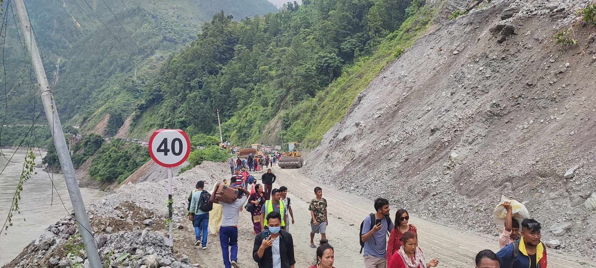 पहिरो हटाएपछि मुग्लिन–नारायणगढ सडक दुईतर्फि सञ्चालनमा