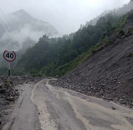 दुईतर्फि सञ्चालनमा ल्याउन मु–ना सडक दुई घण्टा बन्द