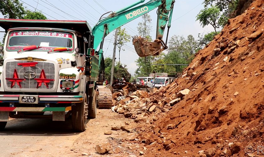नागढुङ्गा–मुग्लिन सडक धमाधम स्तरोन्नति हुँदै
