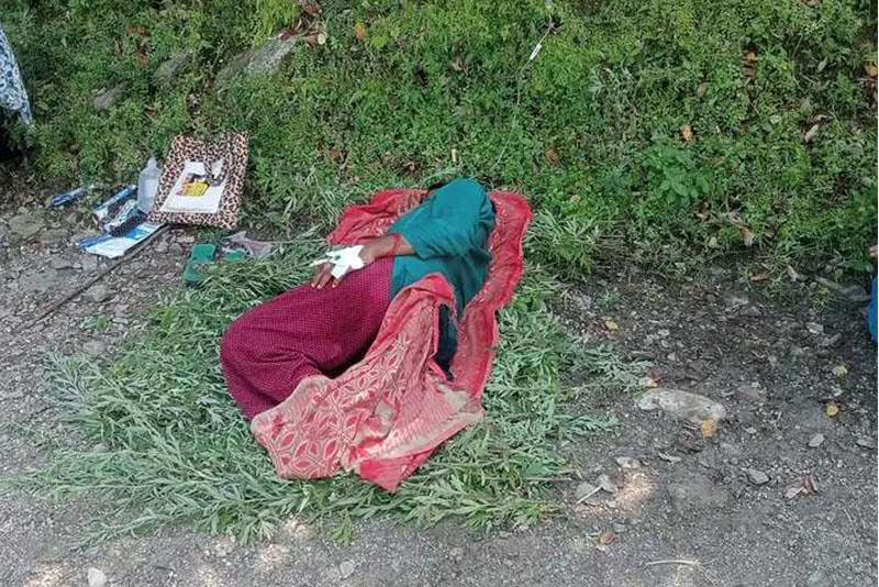 बाटोमै तितेपाती ओछ्याएर सुत्केरी