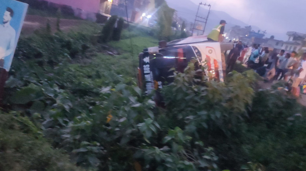 नेपालगञ्ज जाँदै गरेको रात्रिबस बर्दघाटमा दुर्घटना, सात जना घाइते