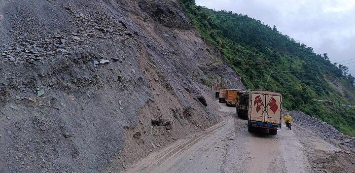 एकतर्फी अवरुद्ध मुग्लिङ–नारायणगढ सडक दुईतर्फी नै सुचारु
