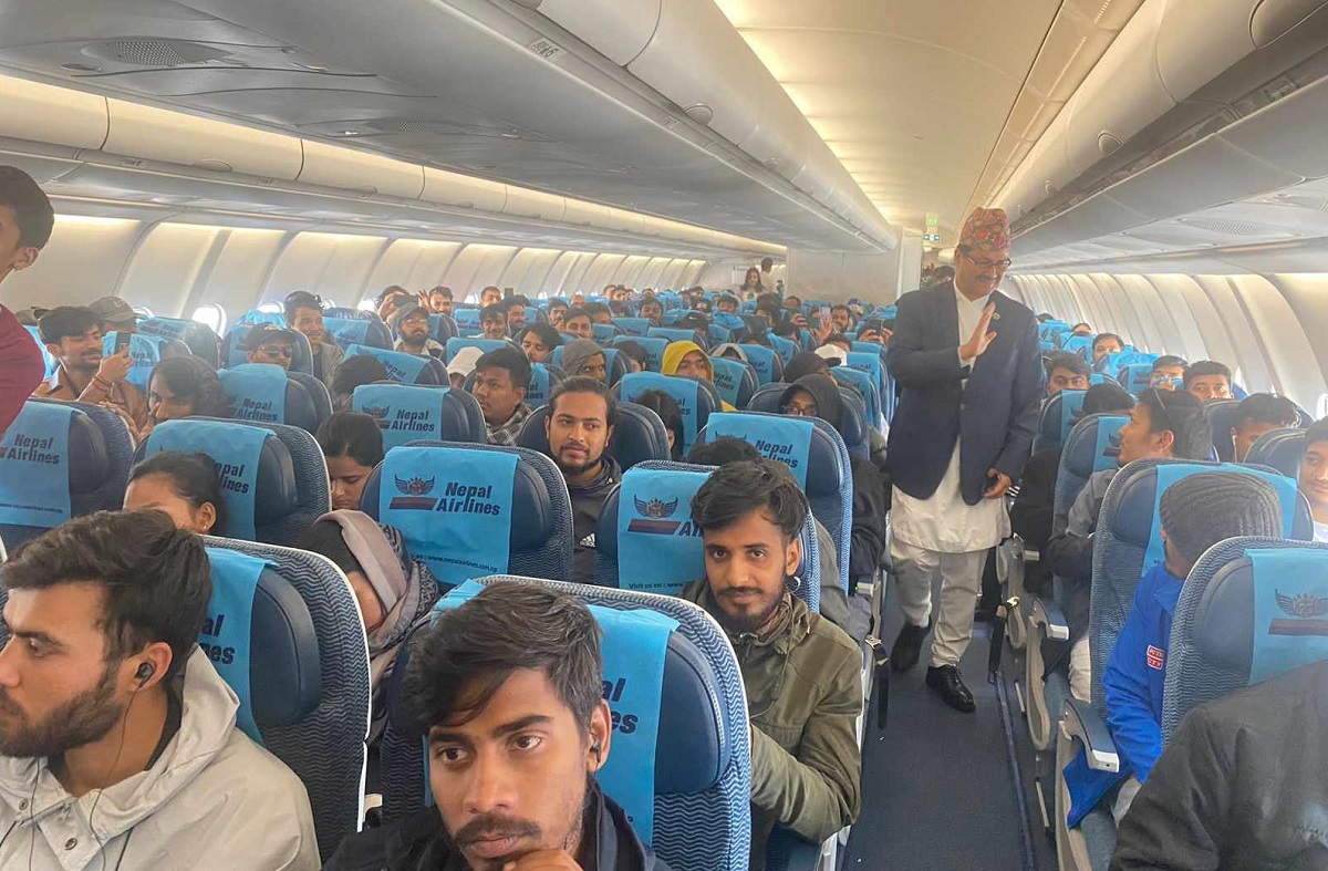 इजरायलबाट २५३ नेपालीलाई लिएर उड्यो जहाज, राति काठमाडौं आइपुग्ने