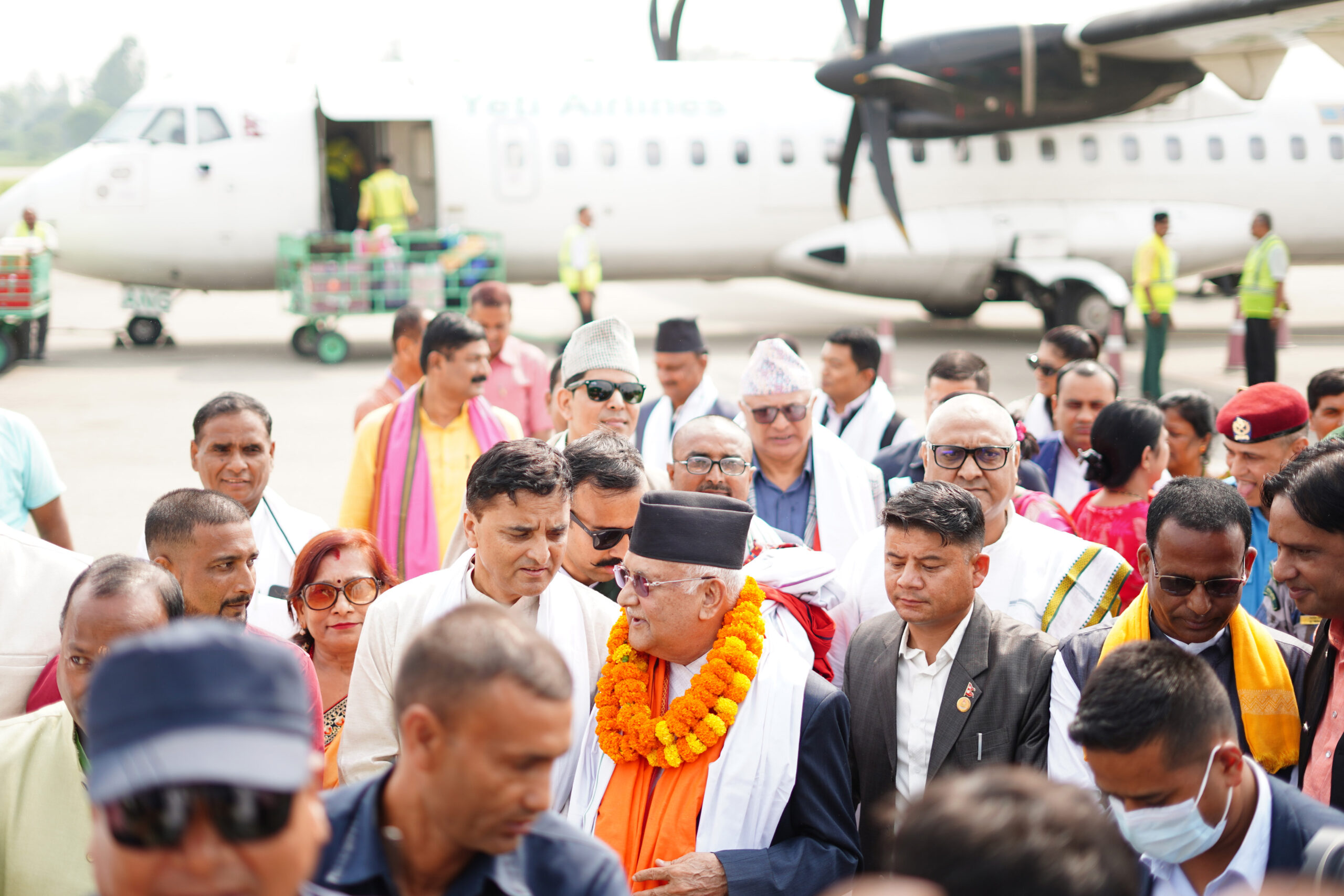 ओलीको स्वागतमा एमाले नेता कार्यकर्ताहरु सुरक्षा उल्लंघन गर्दै धावनमार्गमै पुगेपछि.....