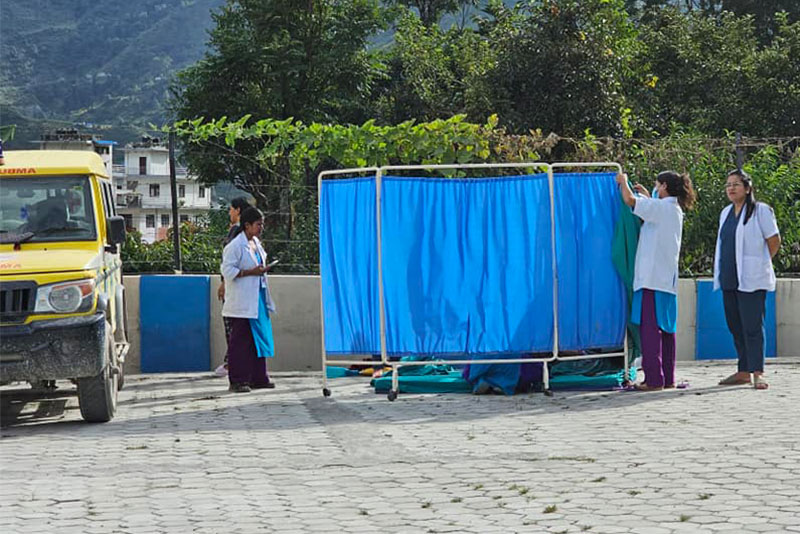 भूकम्पपछि गर्भवतीलाई अस्पतालबाहिरै सुत्केरी गराइँँदै