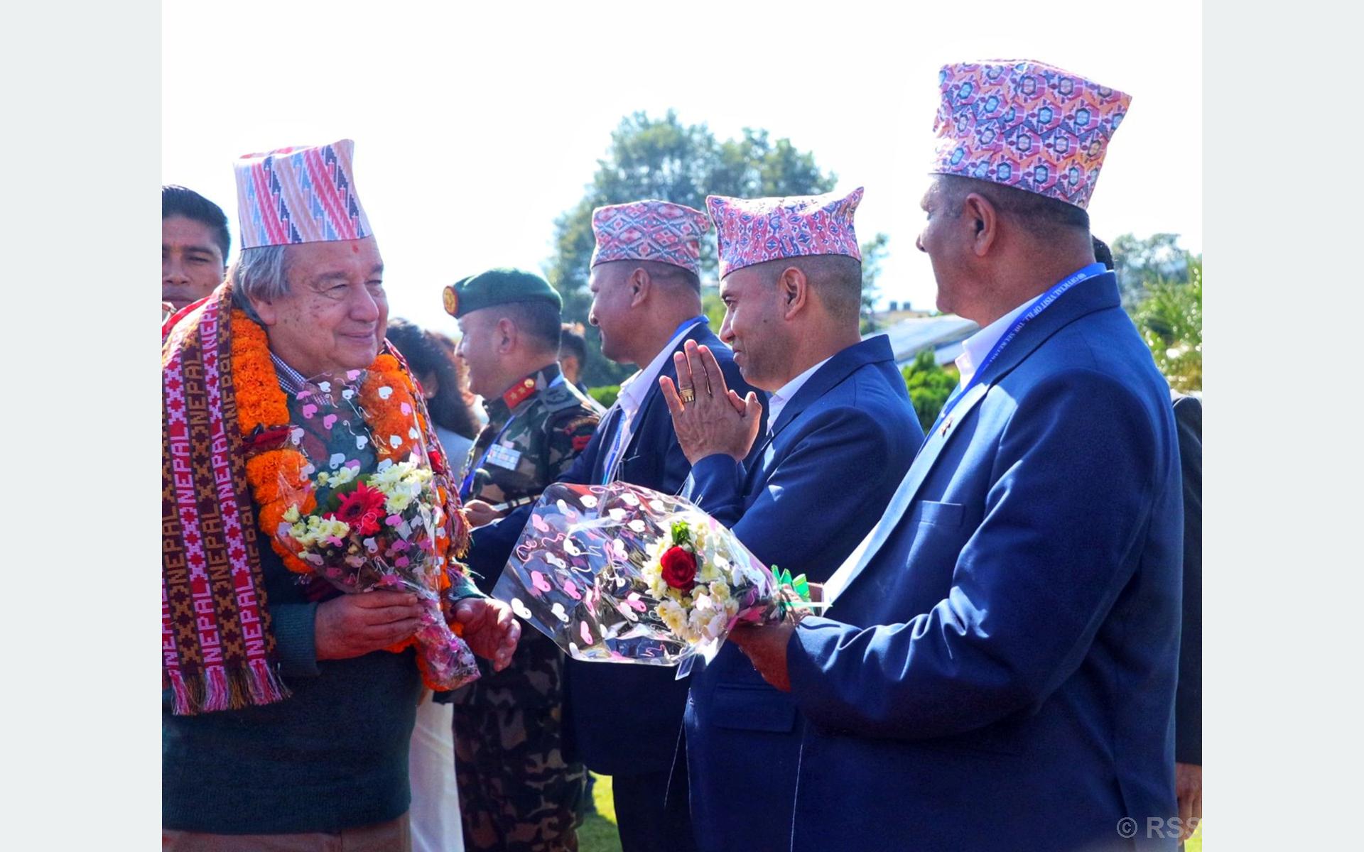 महासचिव गुटेरेस माला र टोपीमा सजिँदा...