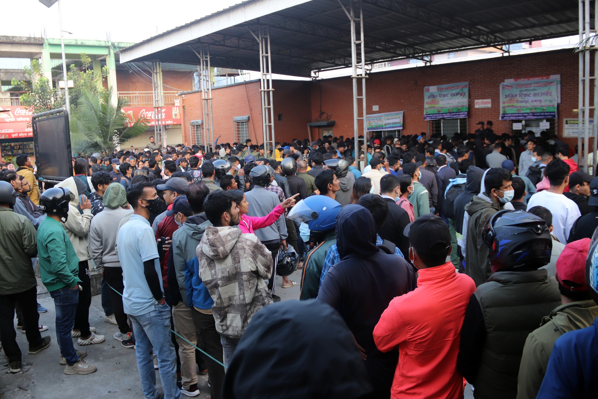 तीन दिनमा डेढ लाख भन्दाबढी मानिसले छाडे काठमाडौं उपत्यका