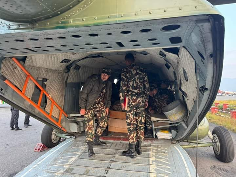स्वास्थ्यकर्मीको टोलीसहित प्रधानमन्त्री प्रचण्ड जाजरकोट प्रस्थान