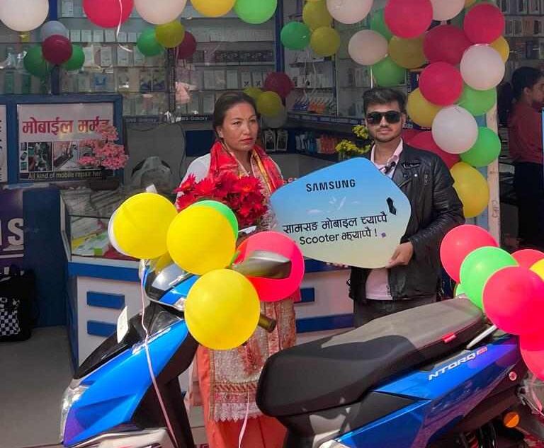 नारायणगढको मोबाइल प्याराडाइजमा मोबाइल किन्दा स्कुटर उपहार
