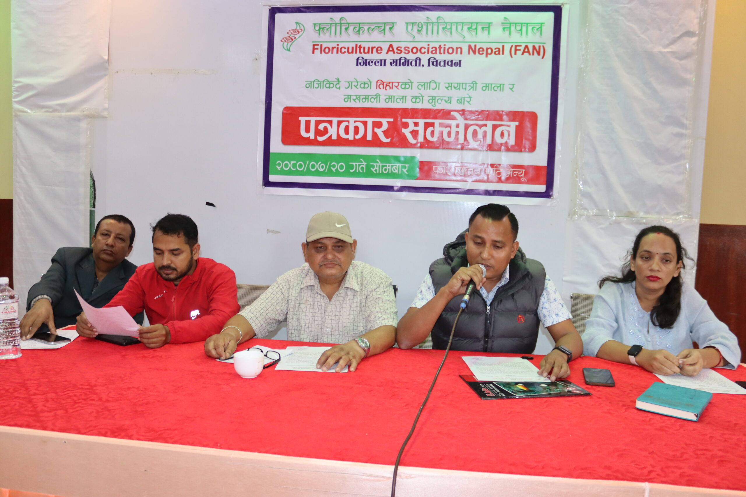 चितवनमा सयपत्री फूलको मूल्य निर्धारणः मालाको १००, किलाेकाे ५००