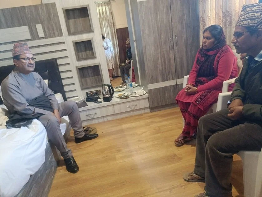 छोरो सम्पर्कमा आउने आशमा समाचार हेर्दै दिन बिताउँछन् विपिनका बाआमा