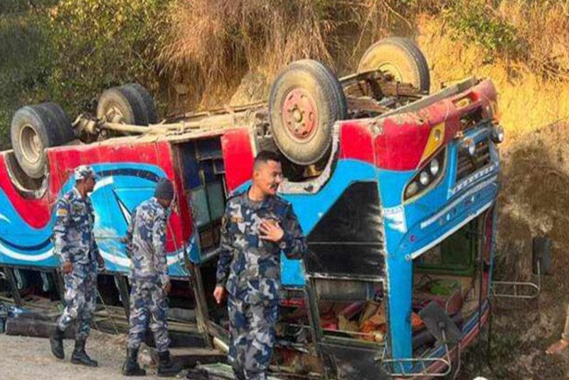 वनभोज खाने टोली बोकेको बस दुर्घटना हुँदा १६ जना घाइते