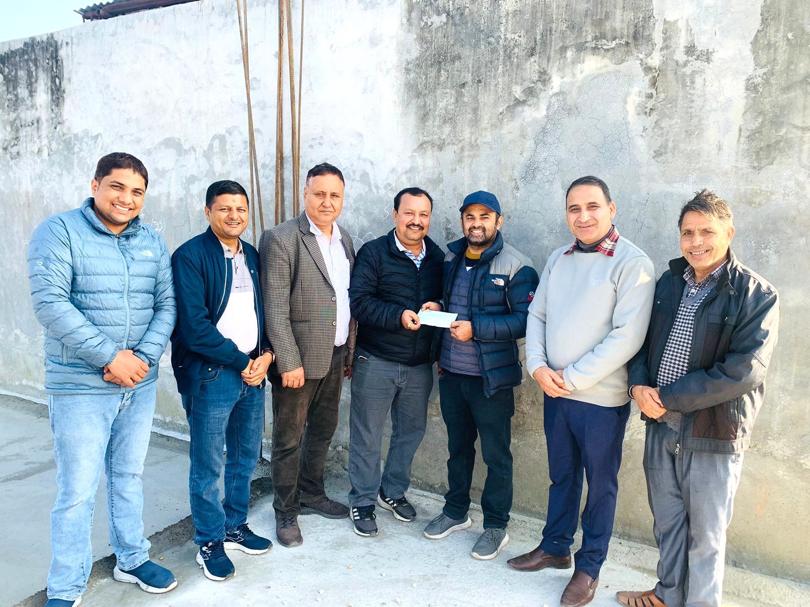 चौतारी चितवनको भवन निर्माणमा उवासंघ चितवनका उपाध्यक्षहरुबाट आर्थिक सहयोग