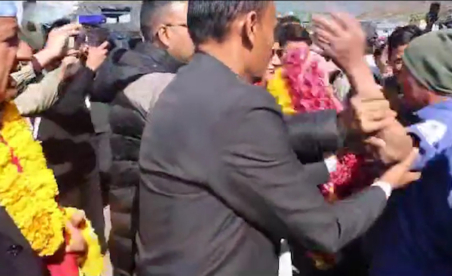 स्वागतका लागि लाइनमा बसेकाले केपी ओलीमाथि गरे मुक्का प्रहार