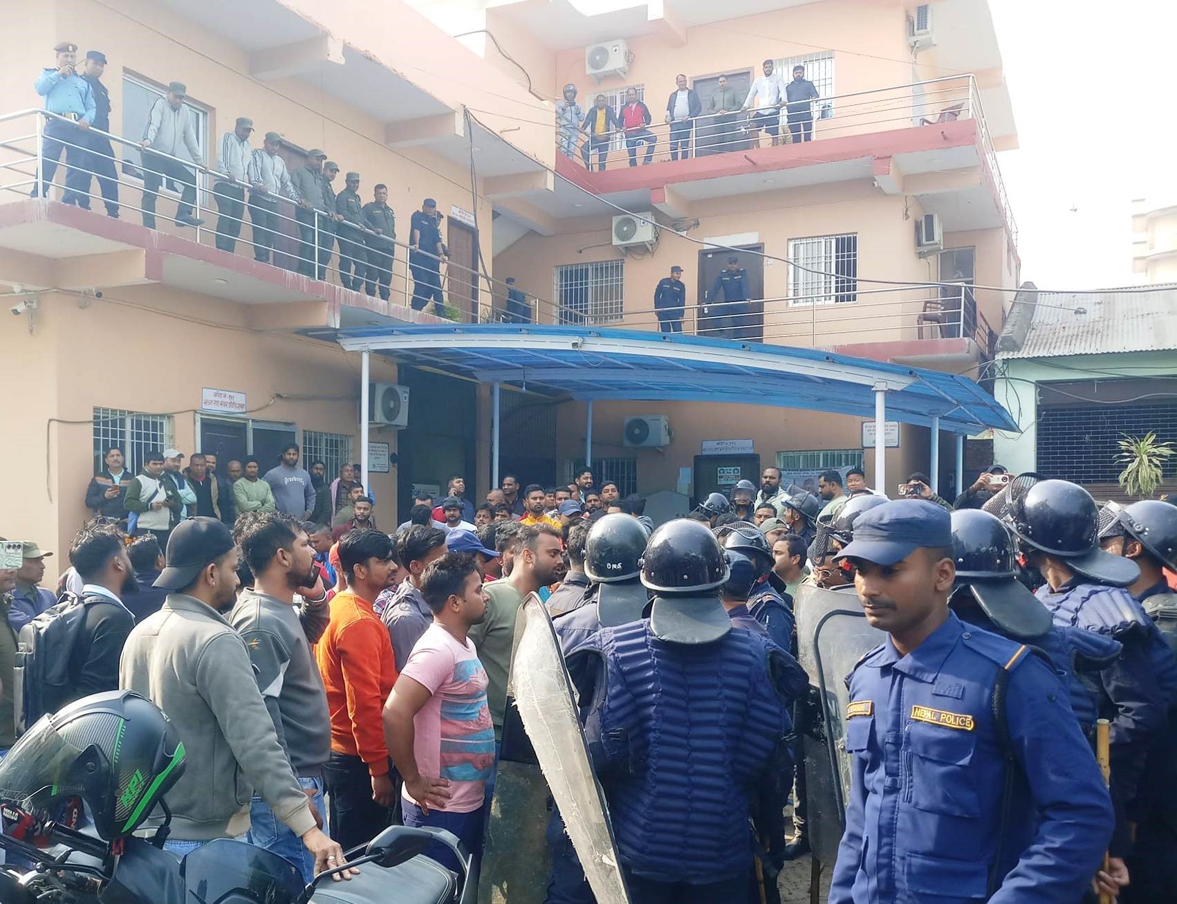 वीरगञ्ज महानगर परिसरमा मेयर र उपमेयरका समर्थकबीच कुटाकुट, प्रहरी परिचालन