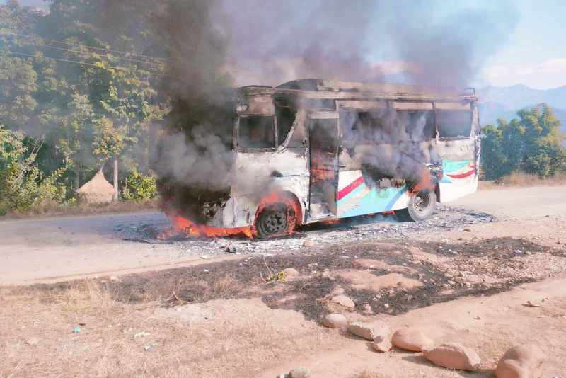 स्थानीयले जलाइदिए मान्छे मार्ने बस, बिपी राजमार्ग अवरुद्ध