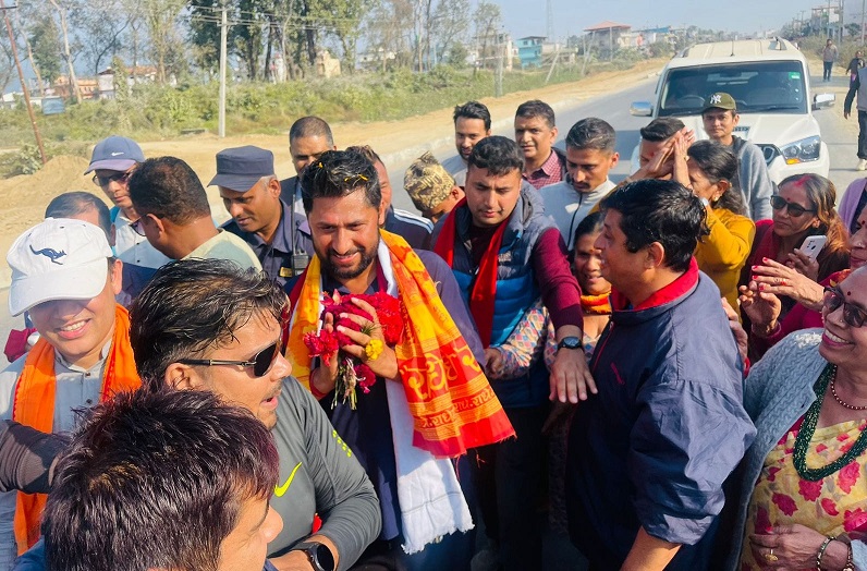 नारायणगढबाट ११३ किलोमिटर हिँडेर बुटवल पुगे रवि लामिछाने