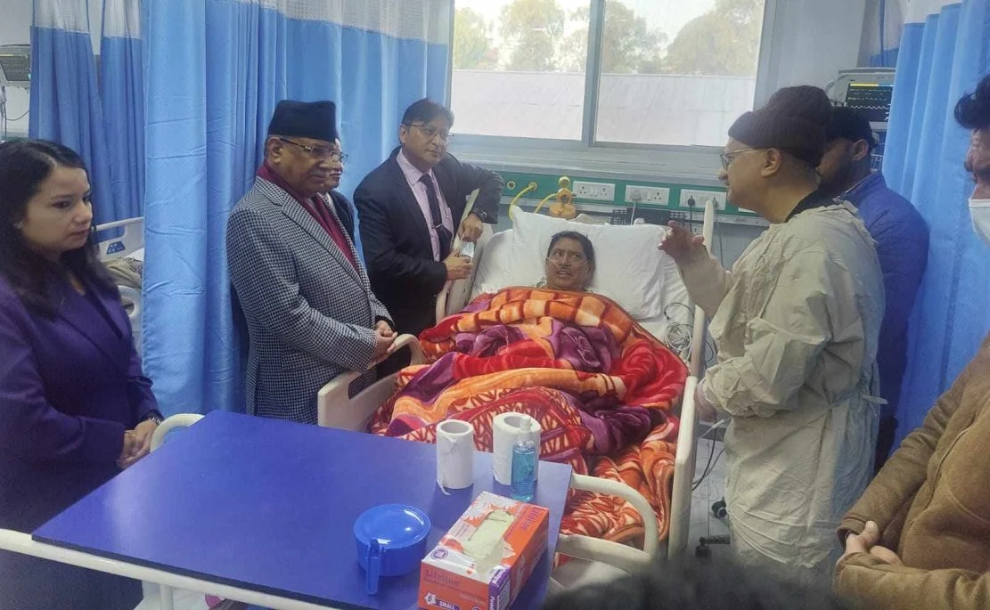 गृहमन्त्रीको स्वास्थ्य अवस्था बुझ्न प्रधानमन्त्री पुगे अस्पताल
