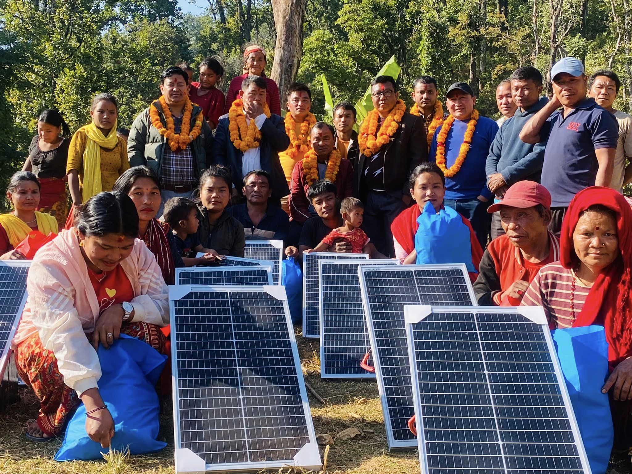 चेपाङ समुदायलाई इच्छाकामना गाउँपालिकाद्धारा सोलार वितरण