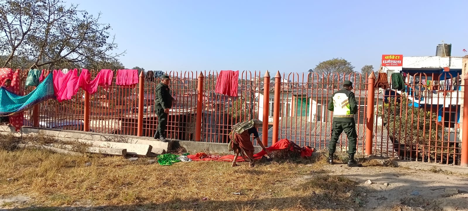 पशुपति क्षेत्रमा सुकाएका कपडा महानगर प्रहरीले हटायो
