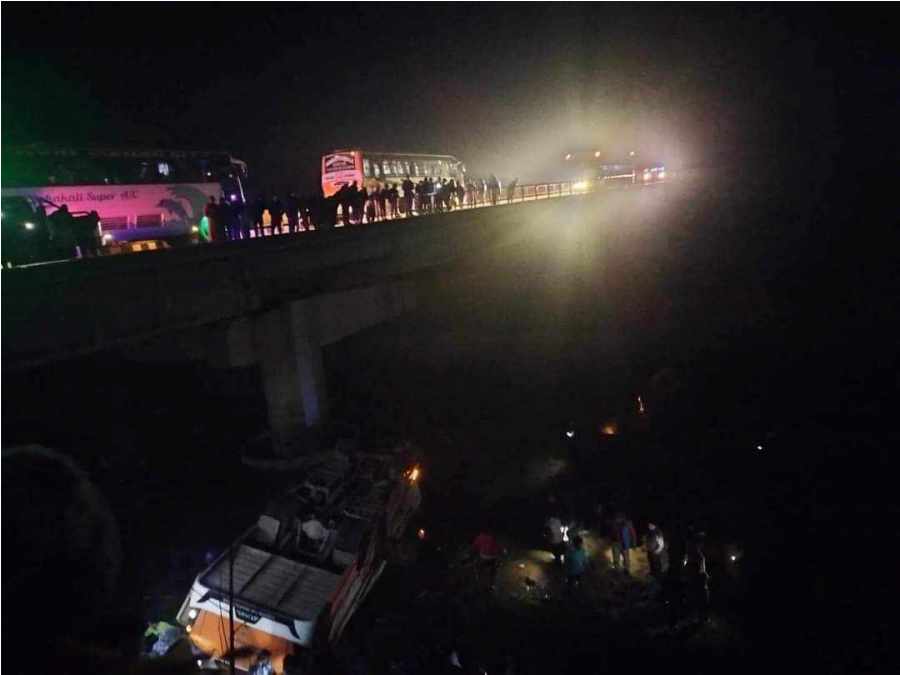 दाङको राप्ती नदीमा बस खस्दा १२ जनाको मृत्यु, १७ जना घाइते