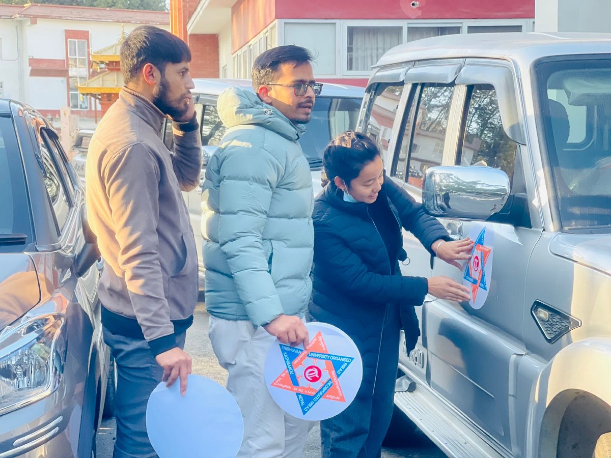 त्रिविका पदाधिकारी र शाखा प्रमुख चढ्ने गाडीमा स्ववियुले टाँस्यो विश्वविद्यालयको लोगो