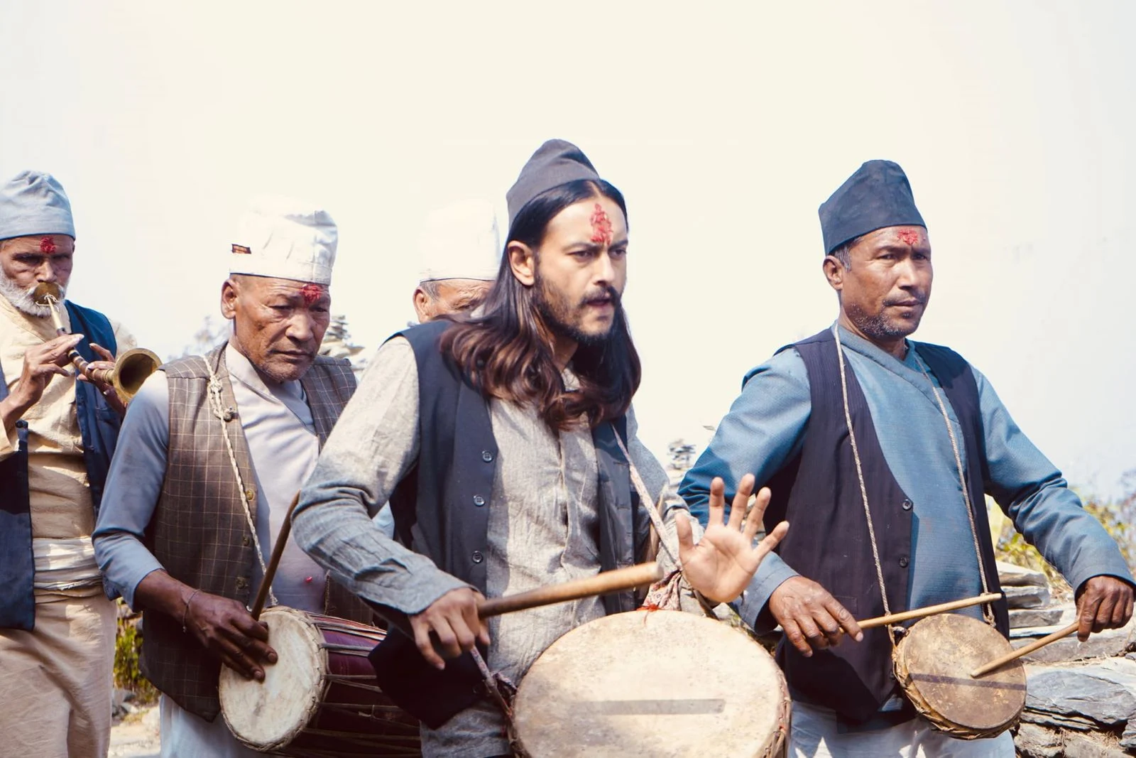 फिल्म‘पूजार सार्की’को पोस्टरमा यस्तो देखियो प्रदीपको लुक्स