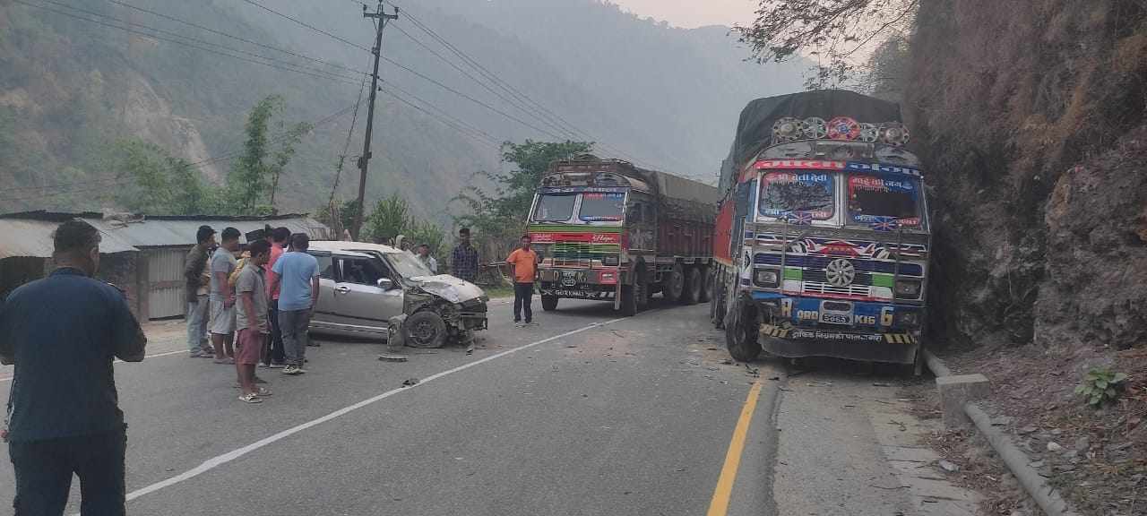 नारायणगढ–मुग्लिन खण्डमा ट्रक र कार आपसमा ठोक्किदा कारमा सवार चार जना घाइते