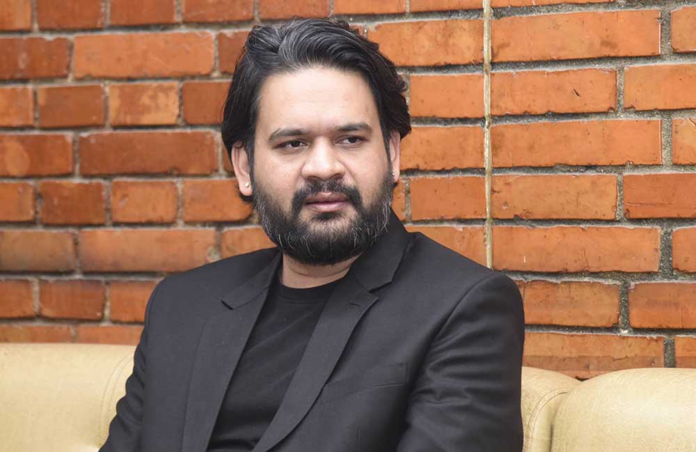 बालेनको सक्रियता: को कसलाई भेटे ?