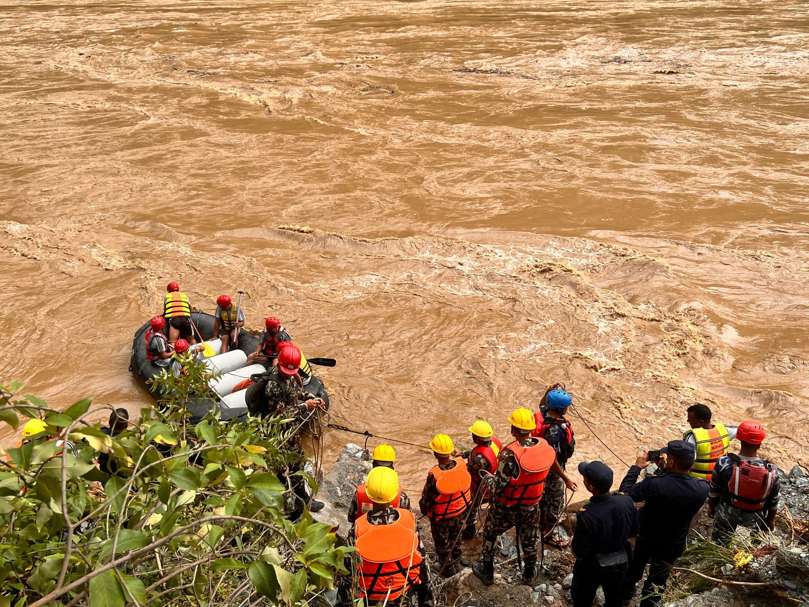 सिमलताल दुर्घटनाः बेपत्ता २५ जनाको शव फेला, एञ्जल बसका मालिक सहित १८ जनाको सनाखत