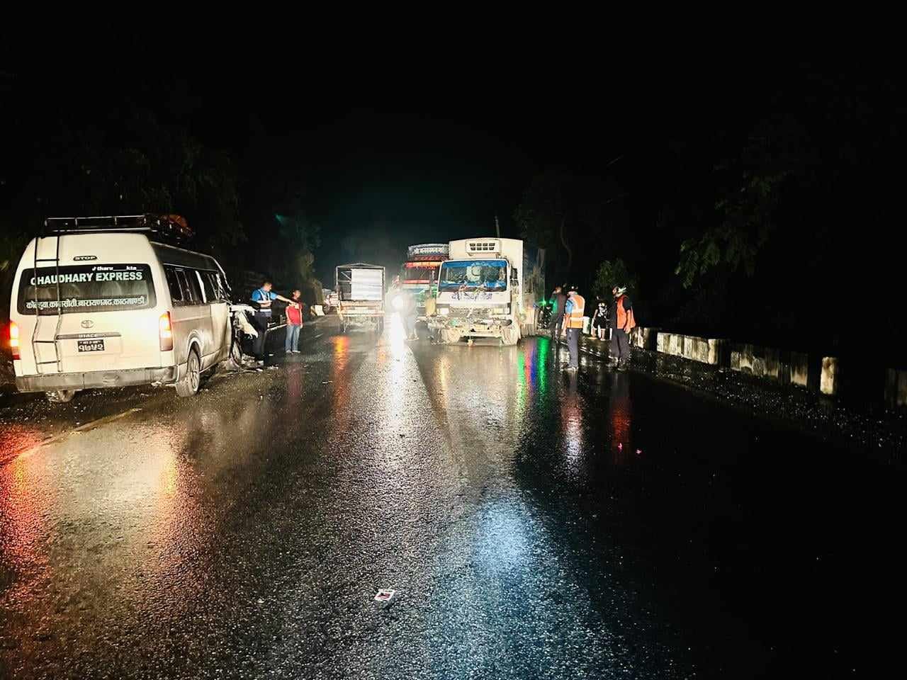 पन्ध्रकिलोमा माइक्रो र दूध बोक्ने ट्यांकर ठोक्किँदा १६ जना घाइते