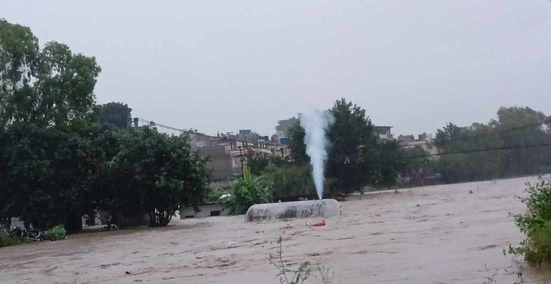 ग्यास चुहिँदै गरेको अवस्थामा बाढीले बगायो बुलेट