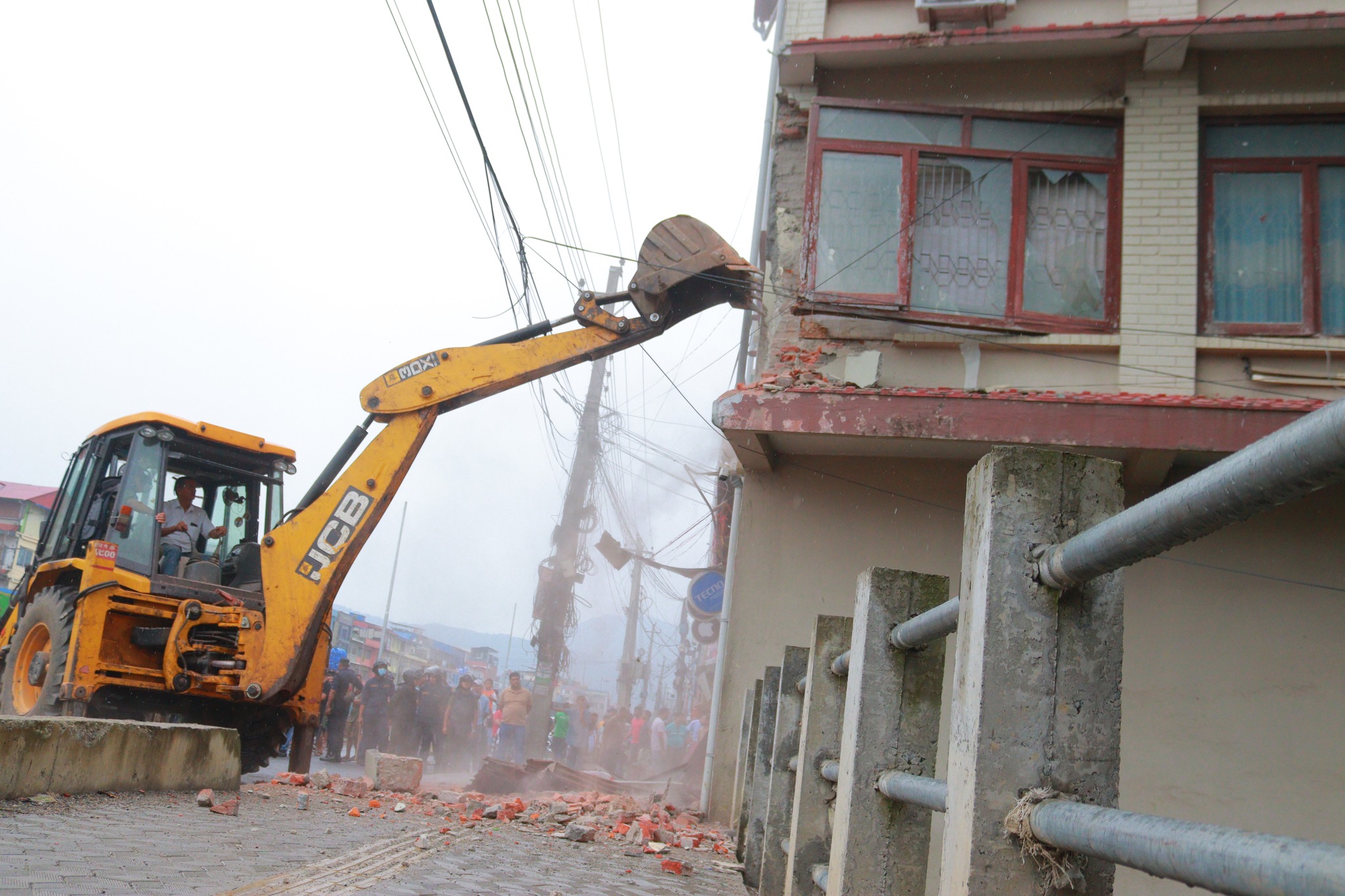भरतपुर महानगरले भत्कायो नारायणगढस्थित लायन्स भवन