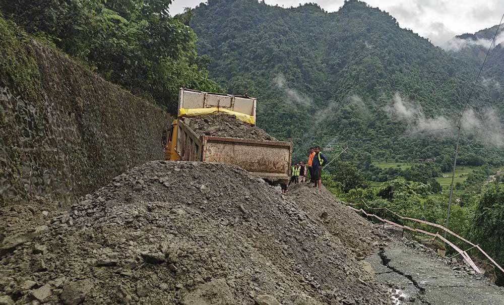 नारायणगढ-मुग्लिङ्गको भाँसिएको सडक मर्मत, एकतर्फी सूचारु