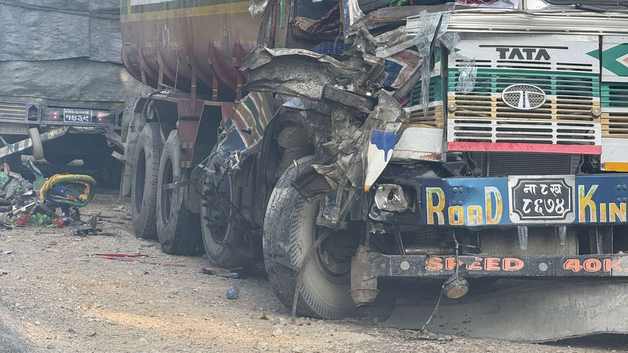 टिकौलीमा दुई ट्रक र एक ट्यांकर ठोक्किँदा एक जनाको मृत्यु, दुई जना घाइते