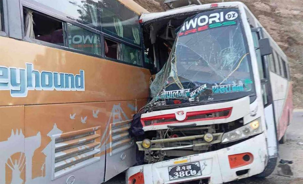 तनहुँमा दुई बस ठोक्किँदा एकको मृत्यु, ३० जना घाइते