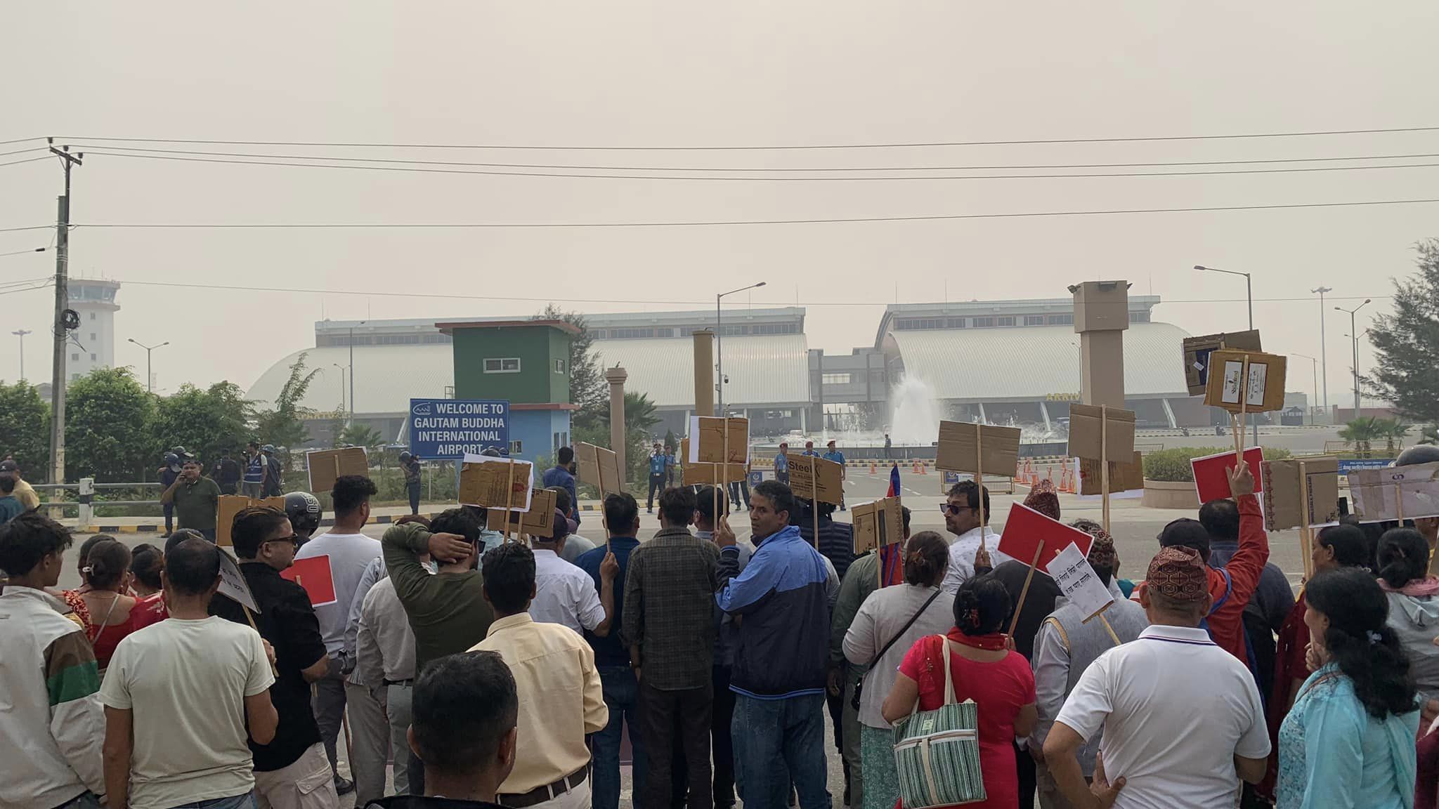 लामिछानेलाई भैरहवा पुर्याइयो, विमानस्थल बाहिर रास्वपाका कार्यकर्ताको प्रदर्शन