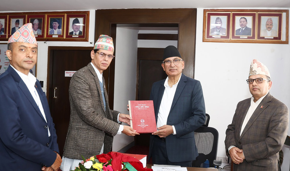 महालेखाले अर्थमन्त्रीलाई बुझायो एकीकृत आन्तरिक लेखा परीक्षण प्रतिवेदन