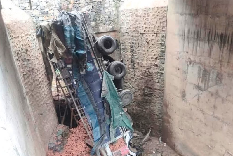 तनहुँको आँधीखोलामा ट्रक दुर्घटना: दुईको मृत्यु