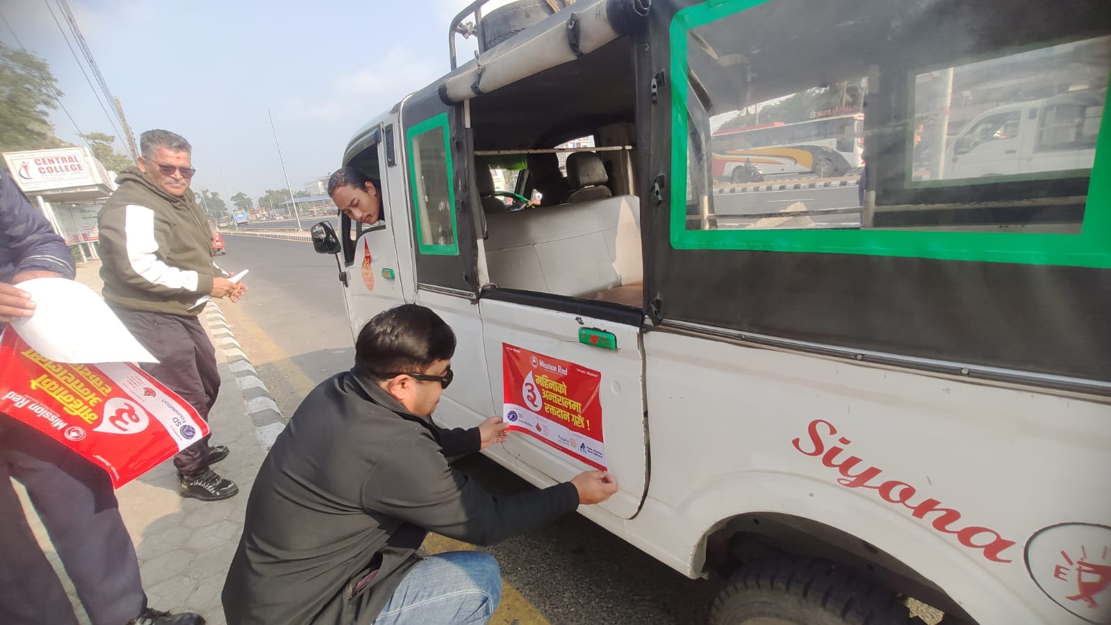 चितवनमा ६०० वटा गाडीमा टाँसियो रक्तदान सम्बन्धि सचेतनामुलक स्टिकर