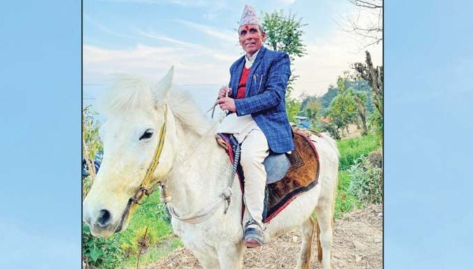 सरकारले दिएको मोटरसाइकल फिर्ता गरेर घोडा चढ्छन् यी वडाध्यक्ष