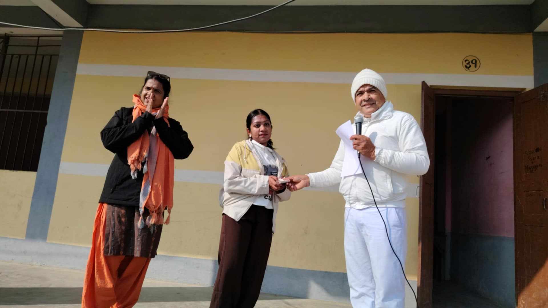आर्थिक अवस्था कमजोरी भएकी छात्रालाई आर्थिक सहयोग हस्तान्तरण