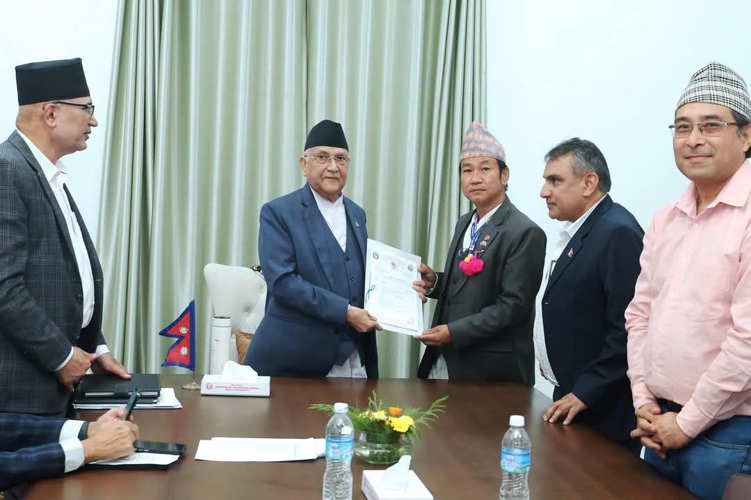 प्रधानमन्त्री ओलीलाई भेटेर साम्पाङले गराए खानेपानी समस्याको ध्यानाकर्षण