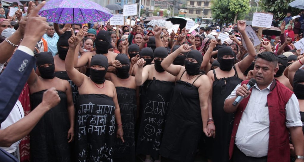 माइतीघरमा सहकारी पीडितको अर्धनग्न प्रदर्शन