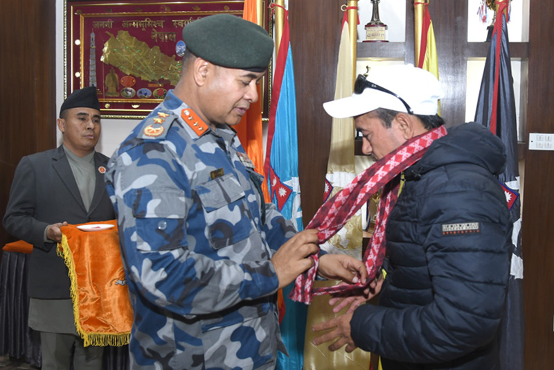 सशस्त्रको झण्डा बोकेर अक्कलबहादुर सगरमाथा चढ्ने