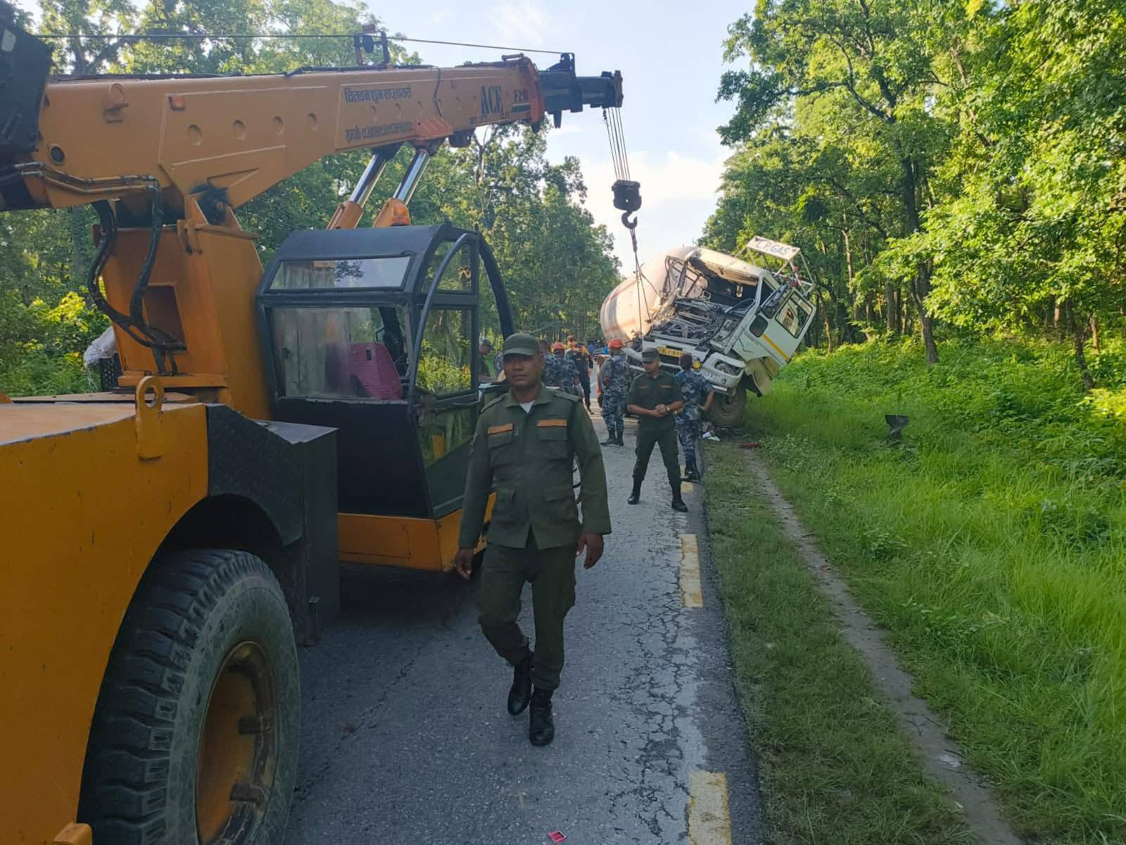 चितवनको टिकौली जङ्गलमा ग्यास बुलेट र ट्रक ठोक्किँदा दुई जना घाइते