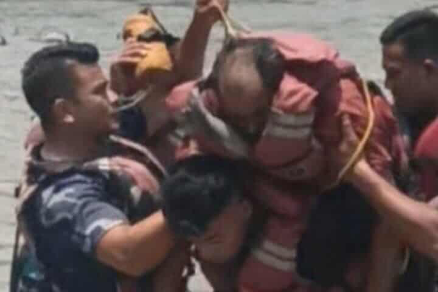 नारायणी नदीमा बग्दै आएका पुरुषको जीवितै उद्धार