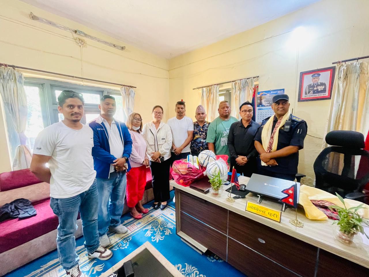 जिल्ला खेलकुदद्वारा चितवनका प्रहरी प्रमुखलाई स्वागत तथा खेल सामग्री सहयोग