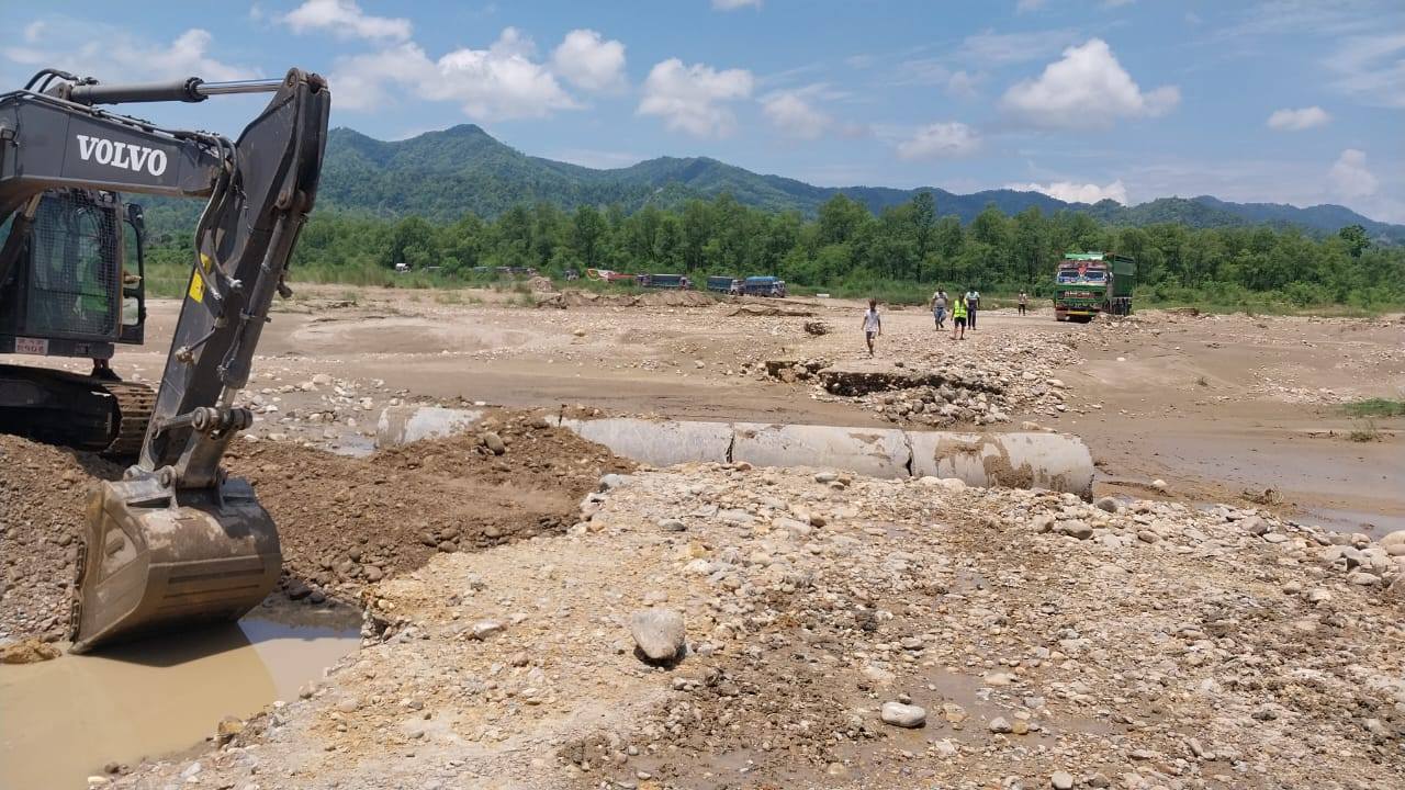 नवलपरासीको विनयी खोलाले बगायो बस, यात्रुको सकुशल उद्धार